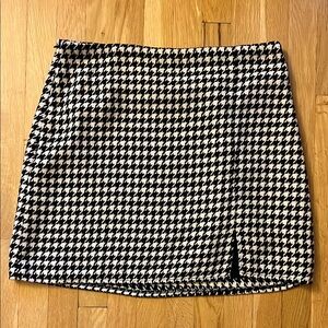 Old Navy Houndstooth Mini Skirt in Black and White